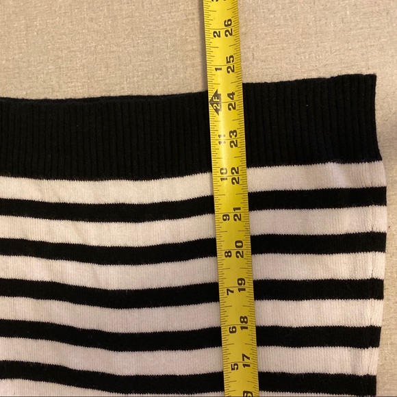 Express Sweater 🖤🤍 - Picture 7 of 7